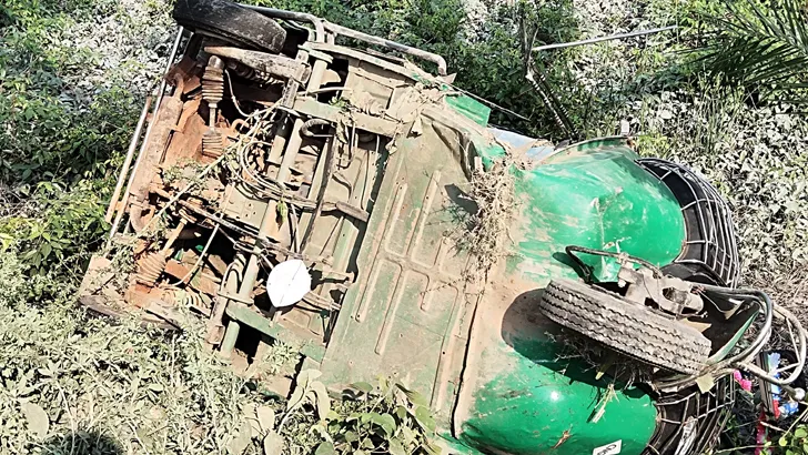 নিয়ন্ত্রণ হারিয়ে মহাসড়কের পাশে খাদে অটোরিকশা, নিহত ২