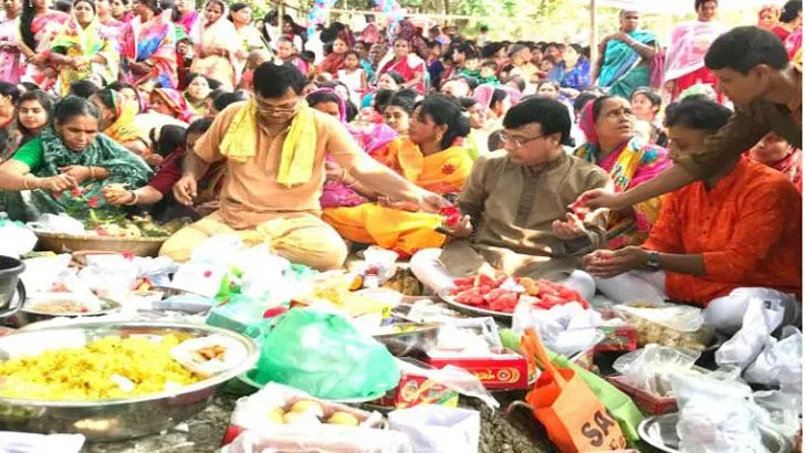 গাজীপুরে চৈত্র সংক্রান্তি উৎসবে হাজারো মানুষের সমাগম