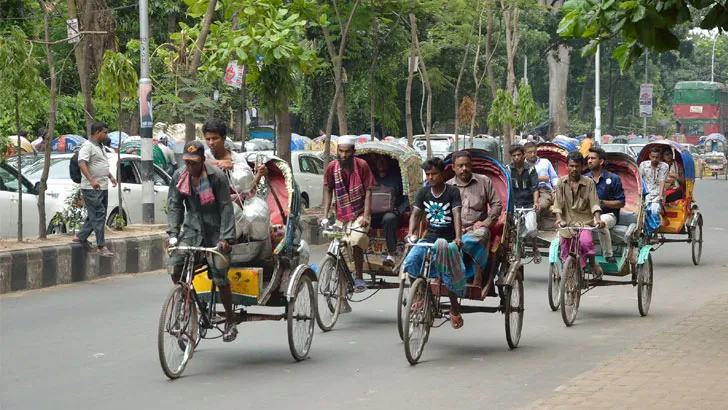ঢাকায় গরমে রিকশা চালানোর সময় চালকের মৃত্যু