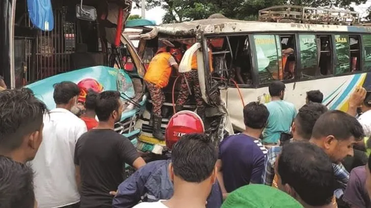 পটিয়ায় দুই বাসের সংঘর্ষে আহত ২২