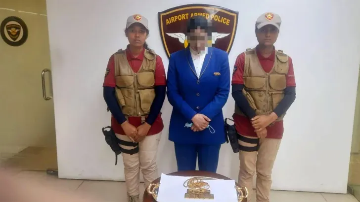শাহজালালে ২ কেজি সোনাসহ নারী কেবিন ক্রু আটক