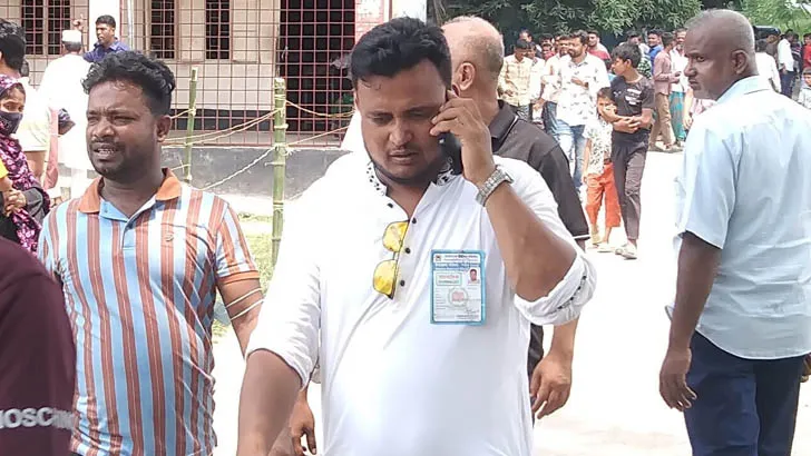 নির্বাচনে সাংবাদিক কার্ড পরে ঘুরছেন ছাত্রলীগ নেতা