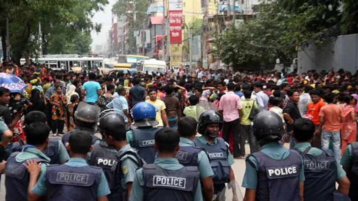 ঢাকা-ময়মনসিংহ মহাসড়কে শ্রমিক বিক্ষভ