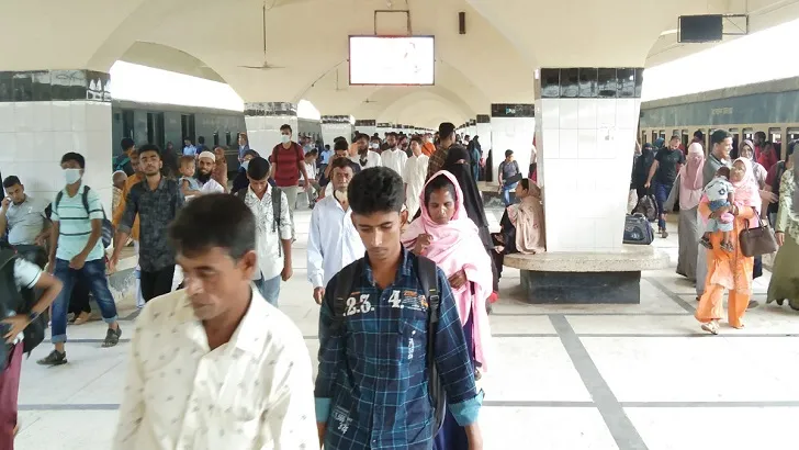 নাড়ির টানে ঘরে ফিরছে মানুষ