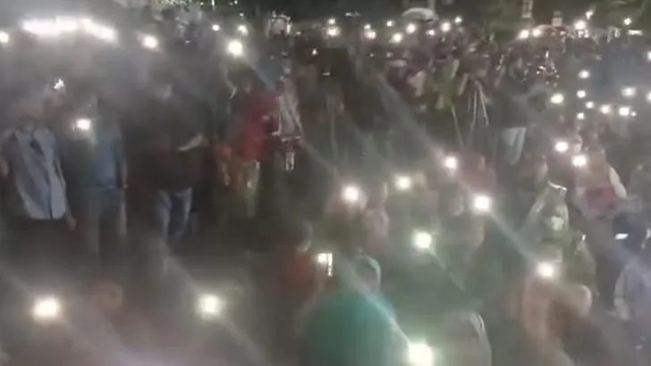 শাহবাগে মোবাইলের ফ্লাশলাইট জ্বালিয়ে কোটাবিরোধীদের প্রতিবাদ