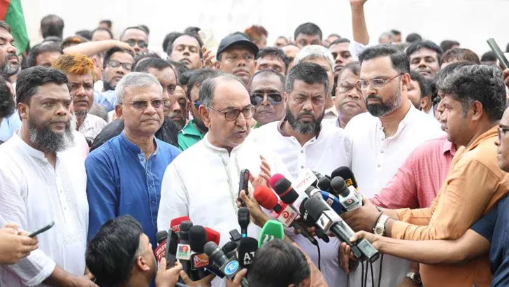 এই আন্দোলনের ফাঁকে তারা অন্য কোনো অপকর্ম করছে কিনা ভয় পাচ্ছি