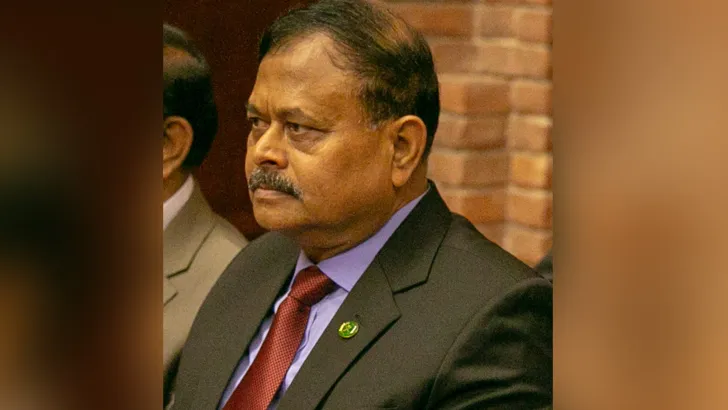 সাবেক সেনাপ্রধান আজিজের ‘দুর্নীতির’ অনুসন্ধান চেয়ে রিট