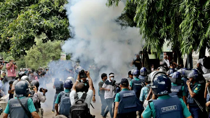 ঢাকা বিশ্ববিদ্যালয়ে পুলিশের সঙ্গে শিক্ষার্থীদের সংঘর্ষ