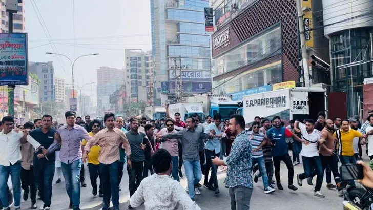 শান্তিনগরে ছাত্রদলের সড়ক অবরোধ