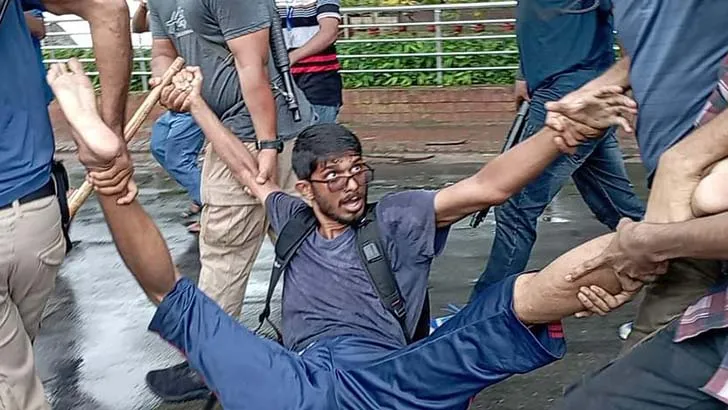 রাবিতে শিক্ষার্থীদের তুলে নেওয়ার চেষ্টা, বাধা হয়ে দাঁড়ান শিক্ষকরা-ধস্তাধস্তি
