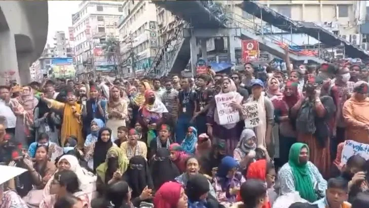 ছাত্র-জনতার মুহুর্মুহু স্লোগানে একাকার মিরপুর ১০