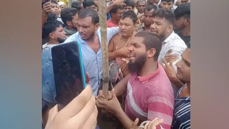 জুতার মালা পরিয়ে ইউপি চেয়ারম্যানকে থানায় সোপর্দ