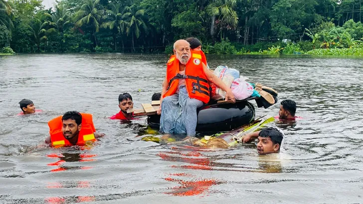 ধীরে ধীরে নামছে বানের পানি