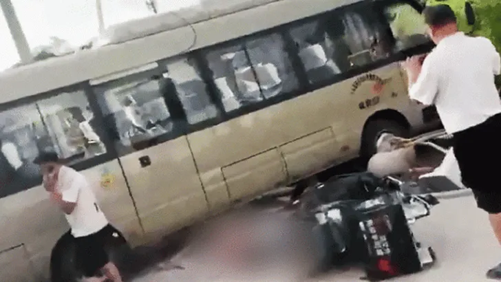 চীনে স্কুলবাসের ধাক্কায় ১১ শিশু-অভিভাবক নিহত