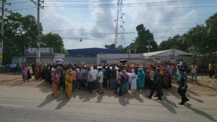আশুলিয়ায় ১৫ পোশাক কারখানায় সাধারণ ছুটি