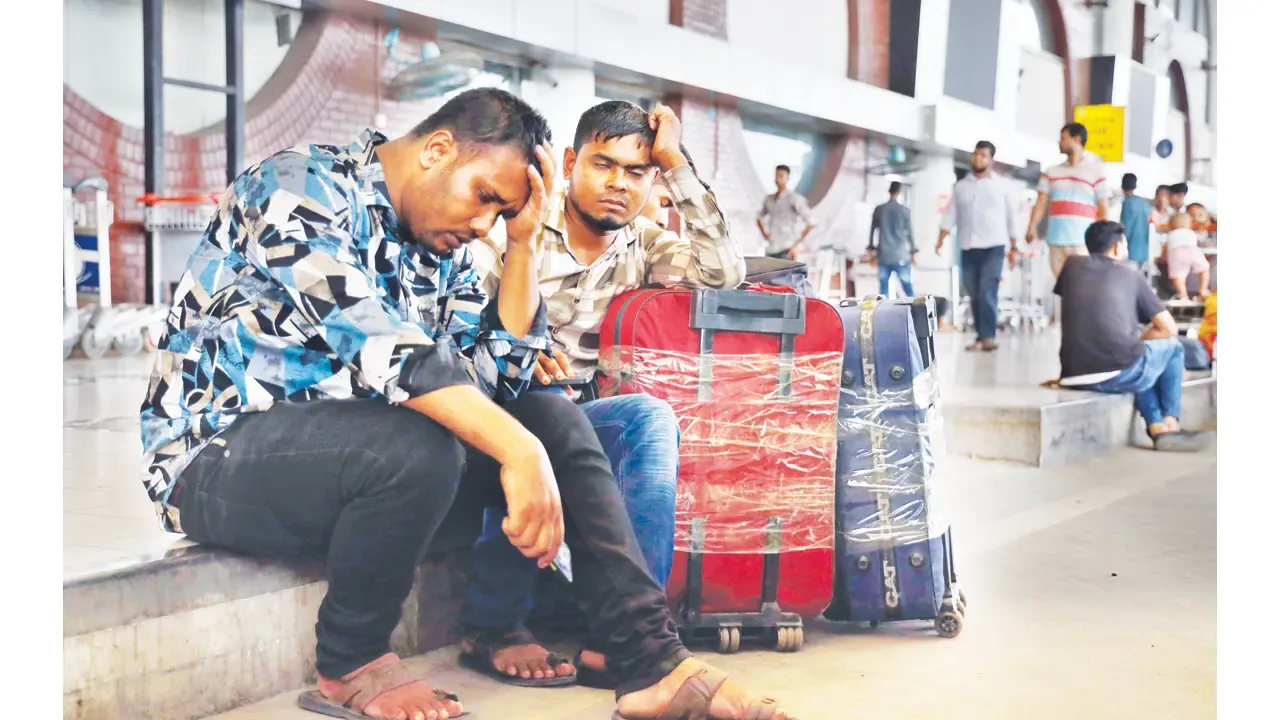 মালয়েশিয়া যেতে পারেননি ৩০ হাজার, বিমানবন্দরে শ্রমিকের কান্না