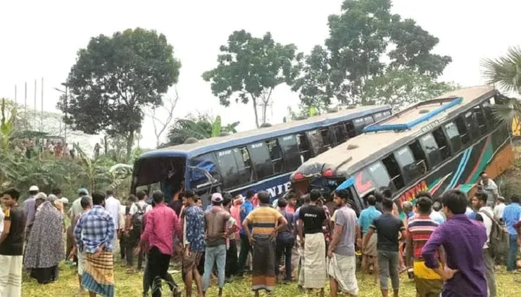 নাটোরে দুই বাসের মুখোমুখি সংঘর্ষ : নিহত ১, আহত ২০