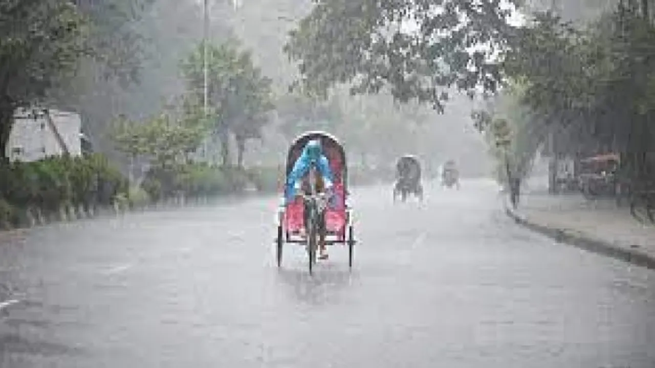 সাতসকালে বৃষ্টিতে ভিজল ঢাকা