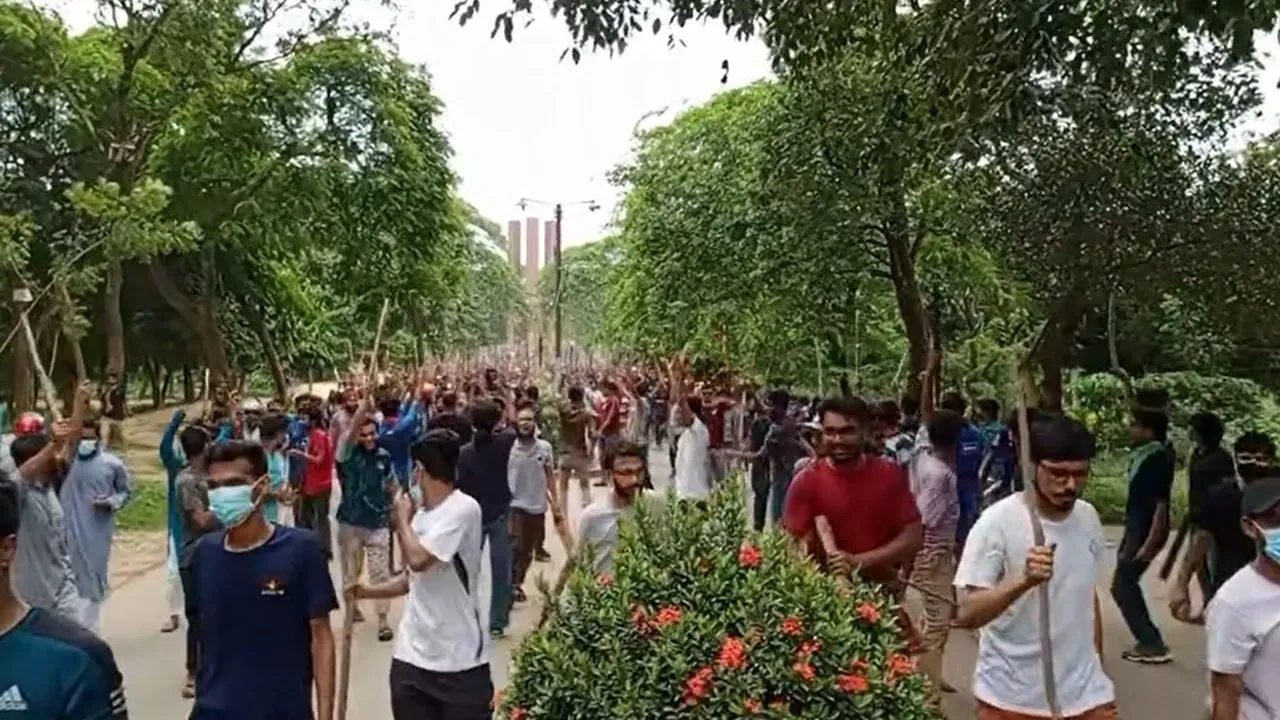 জাবিতে ভিসিসহ সিন্ডিকেট মেম্বাররা অবরুদ্ধ