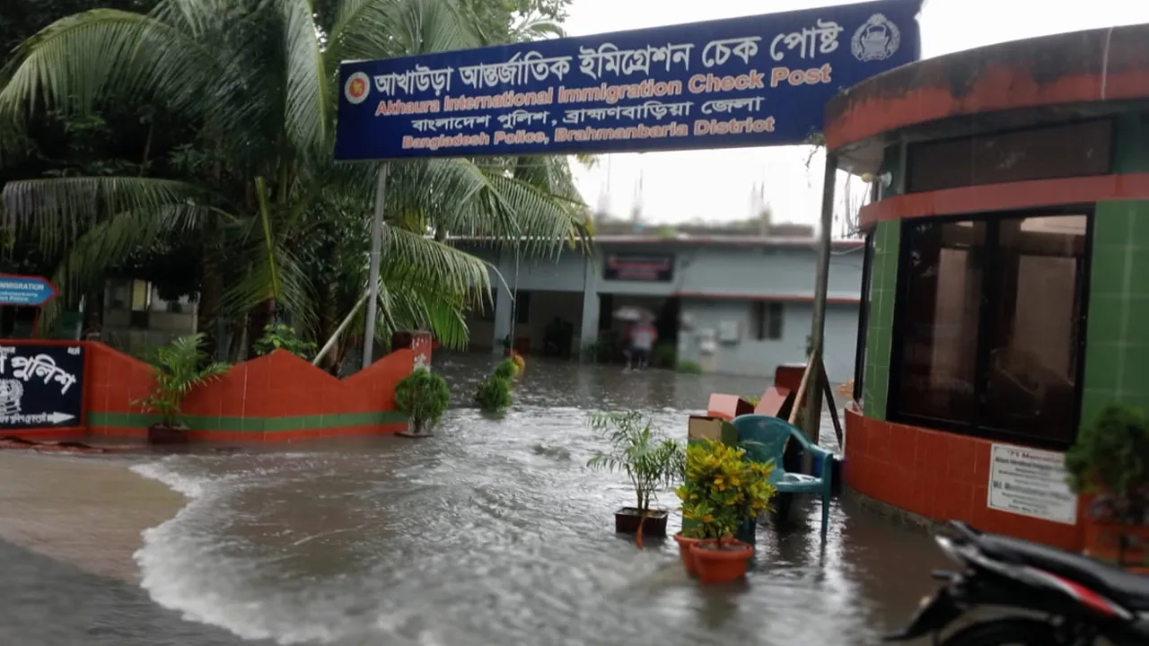 তলিয়ে গেছে আখাউড়া স্থলবন্দর, ভেঙে গেছে সেতু