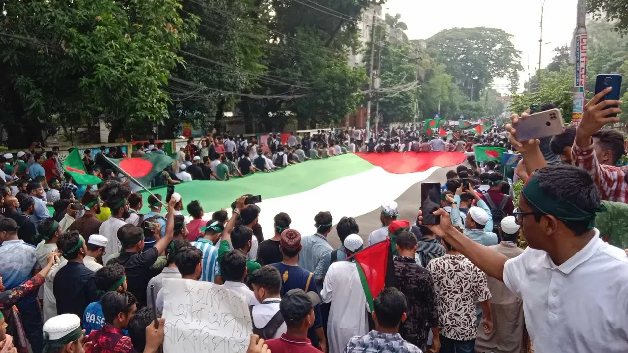 ‘শহীদী মার্চ’ শেষে শহীদ মিনারে ছাত্র-জনতা