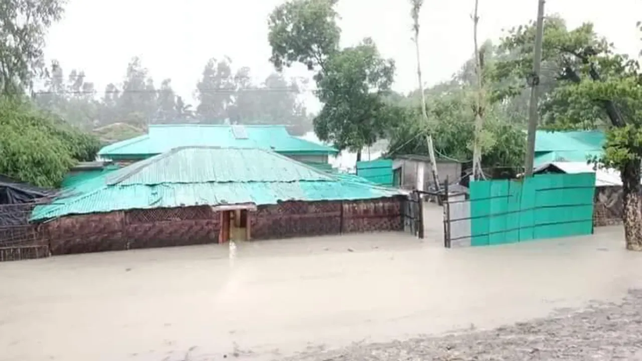 ভারি বর্ষণে রোহিঙ্গা ক্যাম্পসহ দুই হাজার ঘরবাড়ি প্লাবিত