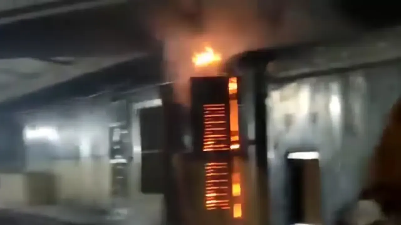 জামালপুরে ট্রেনের ইঞ্জিনে আগুন