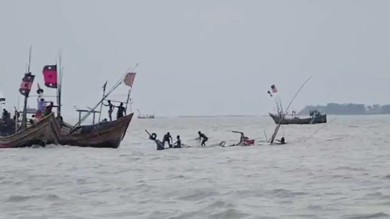 হাতিয়ায় ৪টি মাছ ধরার ট্রলারডুবি, ৩০ জেলে নিখোঁজ