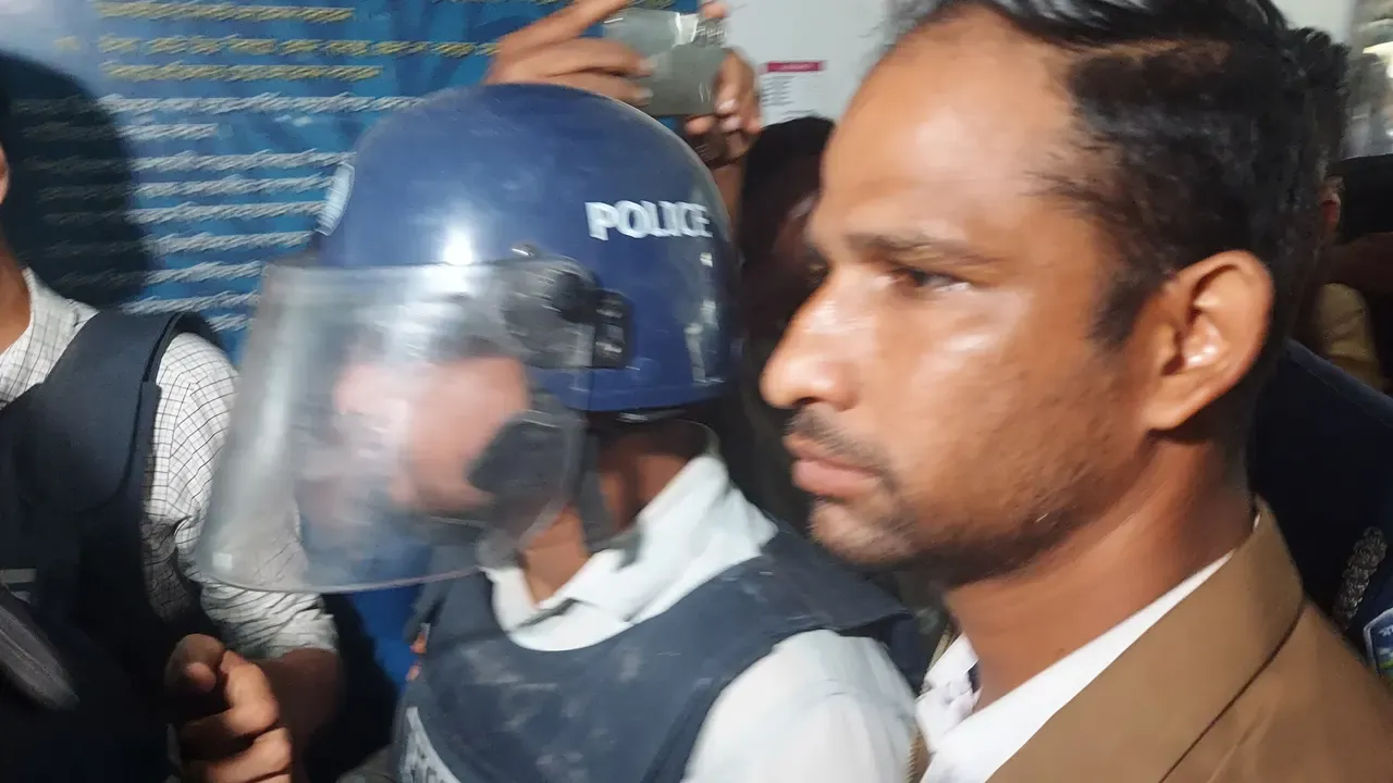 মোজাম্মেল বাবু-শ্যামল দত্তের ওপর ডিম নিক্ষেপ