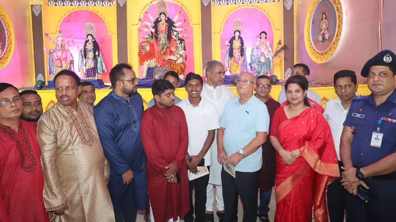 ডিসিকে নিয়ে চট্টগ্রামের পূজামণ্ডপে উপদেষ্টা ফারুক-ই-আজম