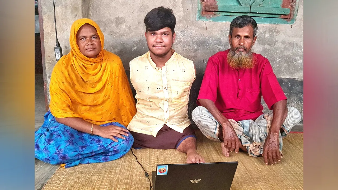 দুই হাত নেই, পা দিয়ে লিখে আলিম পাস করলেন রাসেল