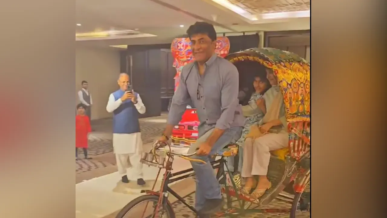 স্ত্রীকে নিয়ে ঢাকায় রিকশা চালালেন পাকিস্তানের হাইকমিশনার