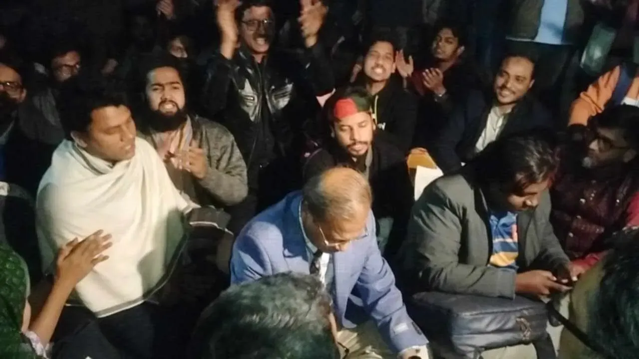শিক্ষার্থীদের সঙ্গে অনশনে বসলেন জবি প্রশাসন