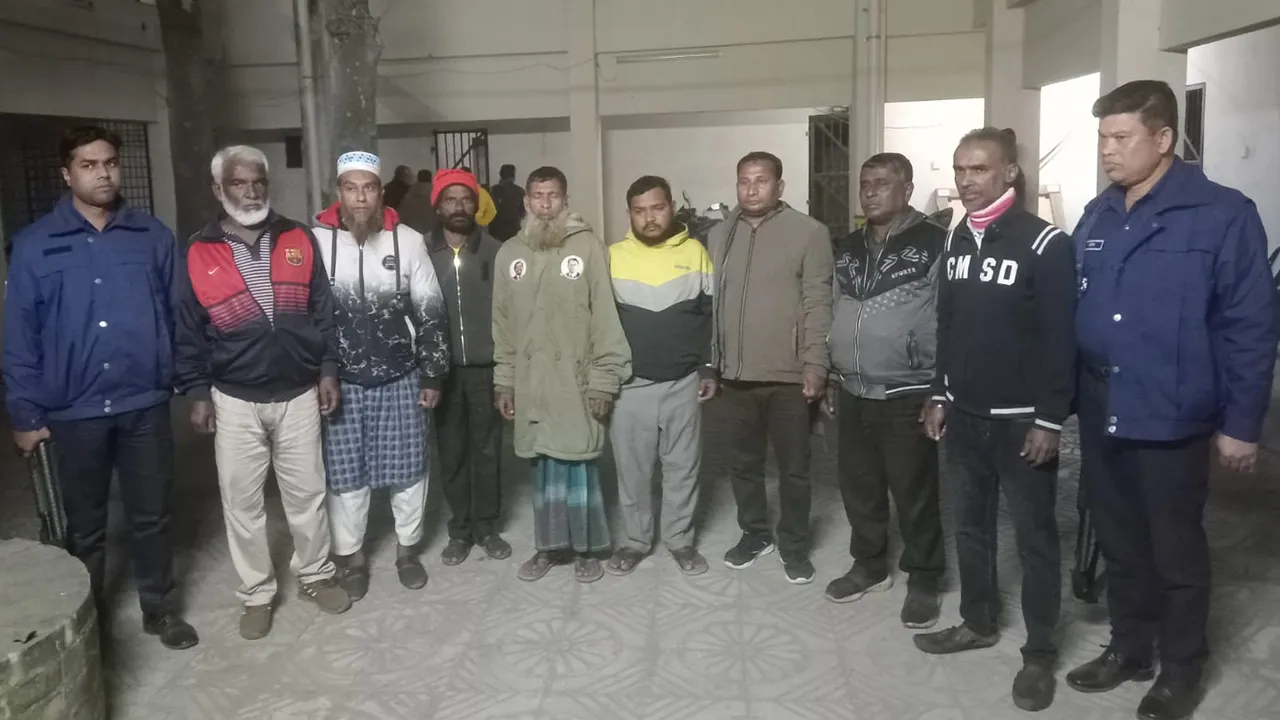 আ.লীগ নেতার বাড়িতে চলছিল গোপন বৈঠক