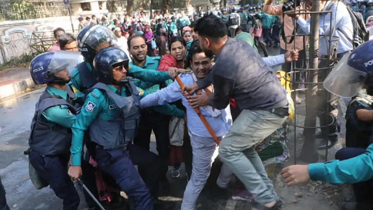প্রাথমিকের নিয়োগ বাতিল হওয়া প্রার্থীদের ওপর পুলিশের লাঠিচার্জ