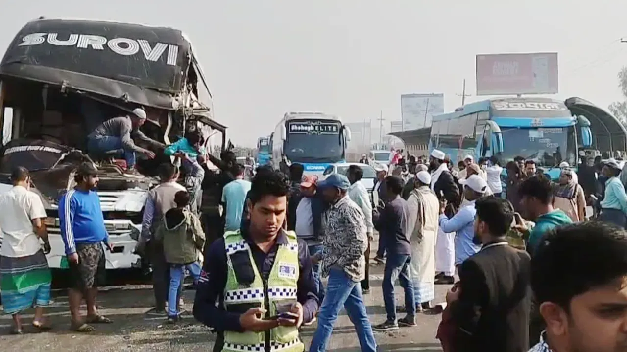 ঢাকা-মাওয়া এক্সপ্রেসওয়েতে ৩ গাড়ির সংঘর্ষ, আহত ১০