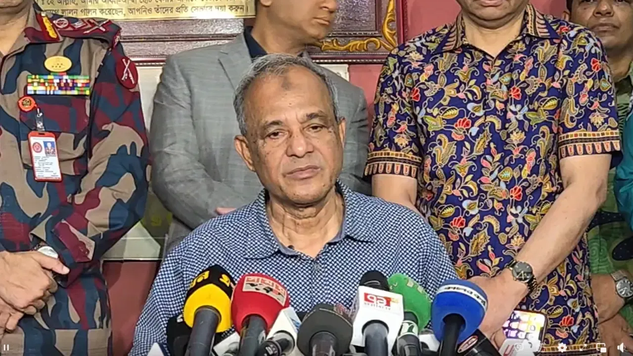 সাতসকালেই থানায় হাজির স্বরাষ্ট্র উপদেষ্টা