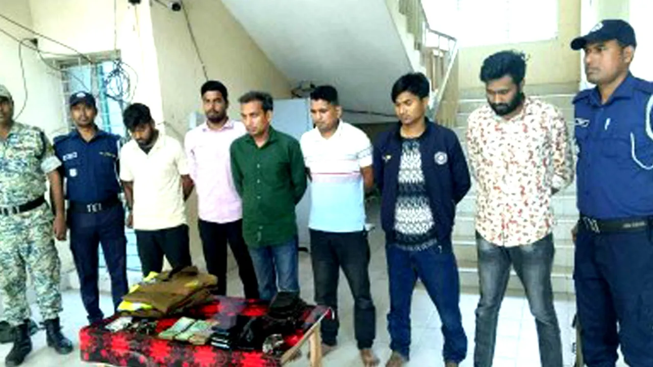 অপহরণ করে মুক্তিপণ আদায়, পালানোর সময় ৫ পুলিশ গ্রেপ্তার