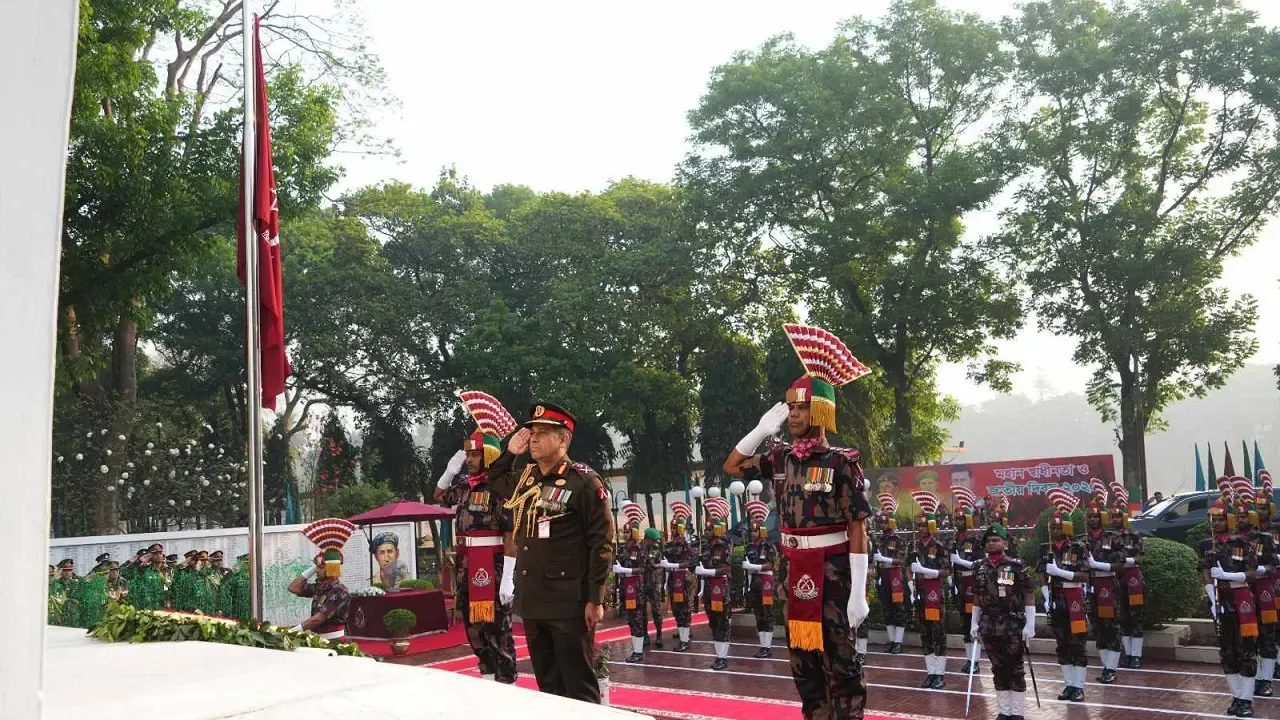মহান স্বাধীনতা দিবসে পিলখানাস্থ ‘সীমান্ত গৌরবে’ বিজিবি মহাপরিচালকের শ্রদ্ধা