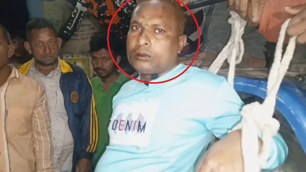 চাল চুরির সময় হাতেনাতে আটক স্বেচ্ছাসেবক দল নেতা