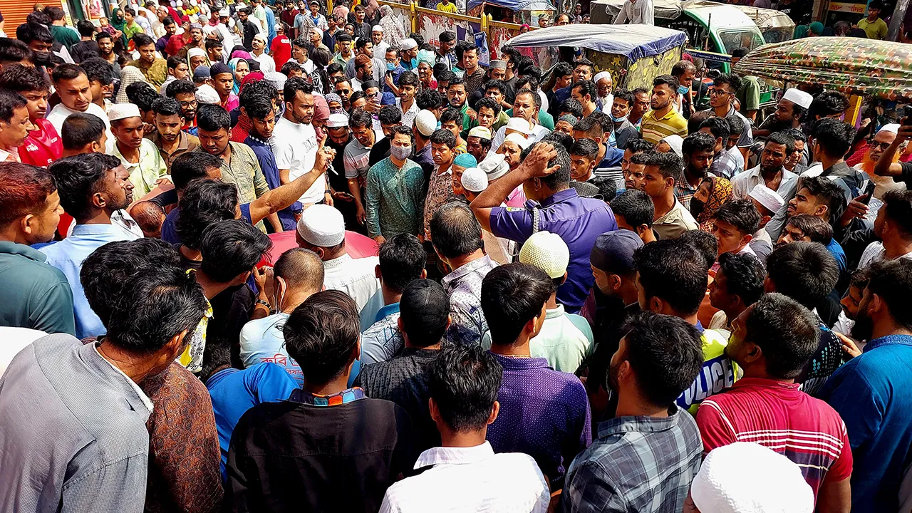 ১৩ তলা থেকে লাফিয়ে পড়লেন তরুণী, অতঃপর...