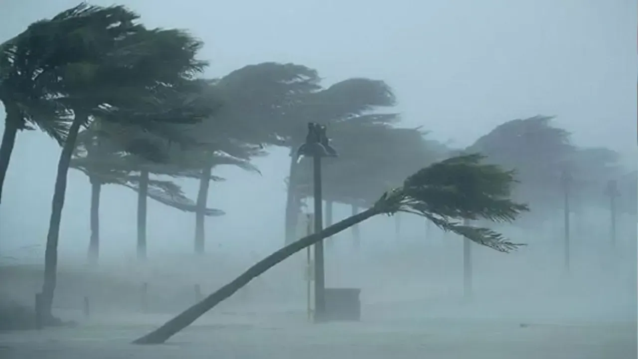 দুপুর ১টার মধ্যে ৬০ কিমি বেগে ঝড়ের পূর্বাভাস