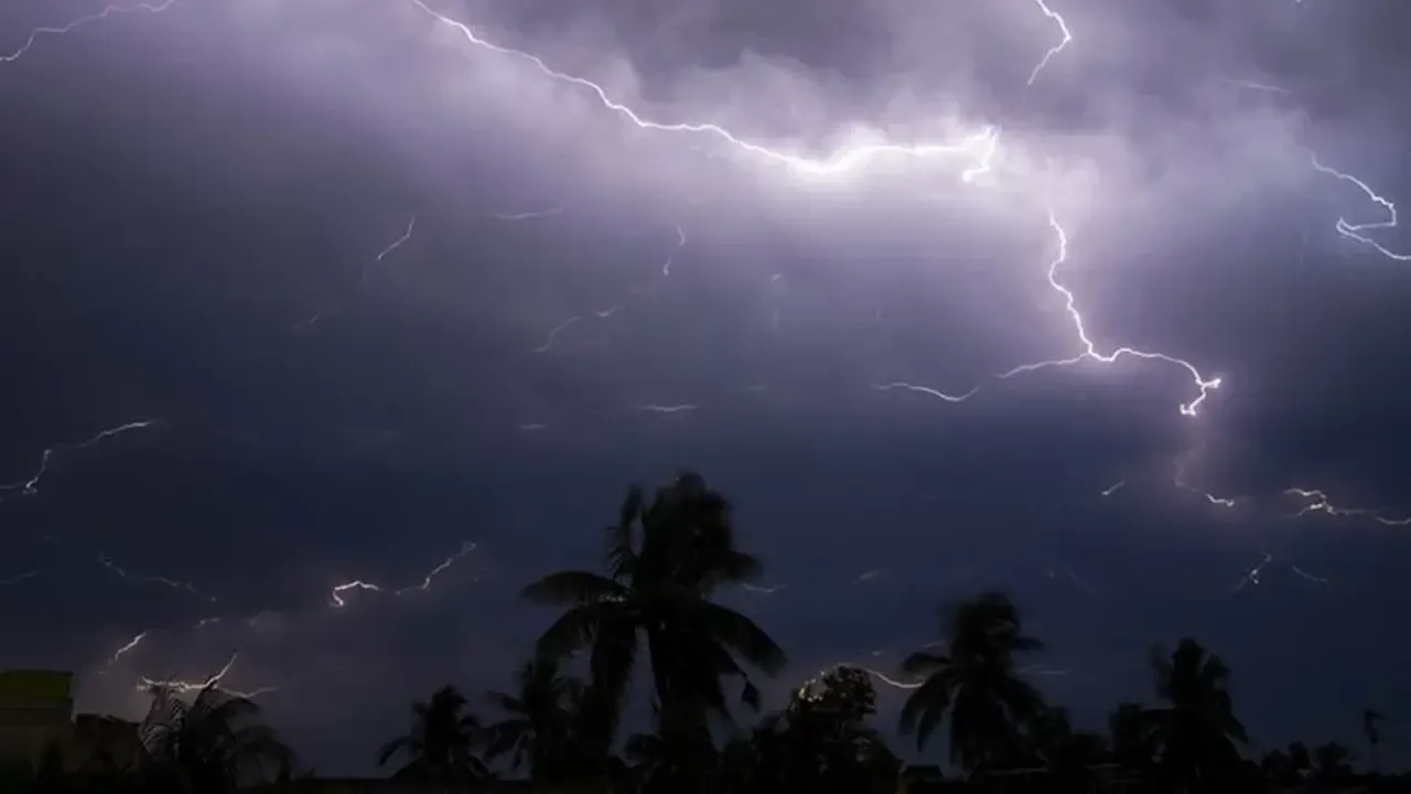 আজকে ৬০ কিমি বেগে ঝড়ের পূর্বাভাস