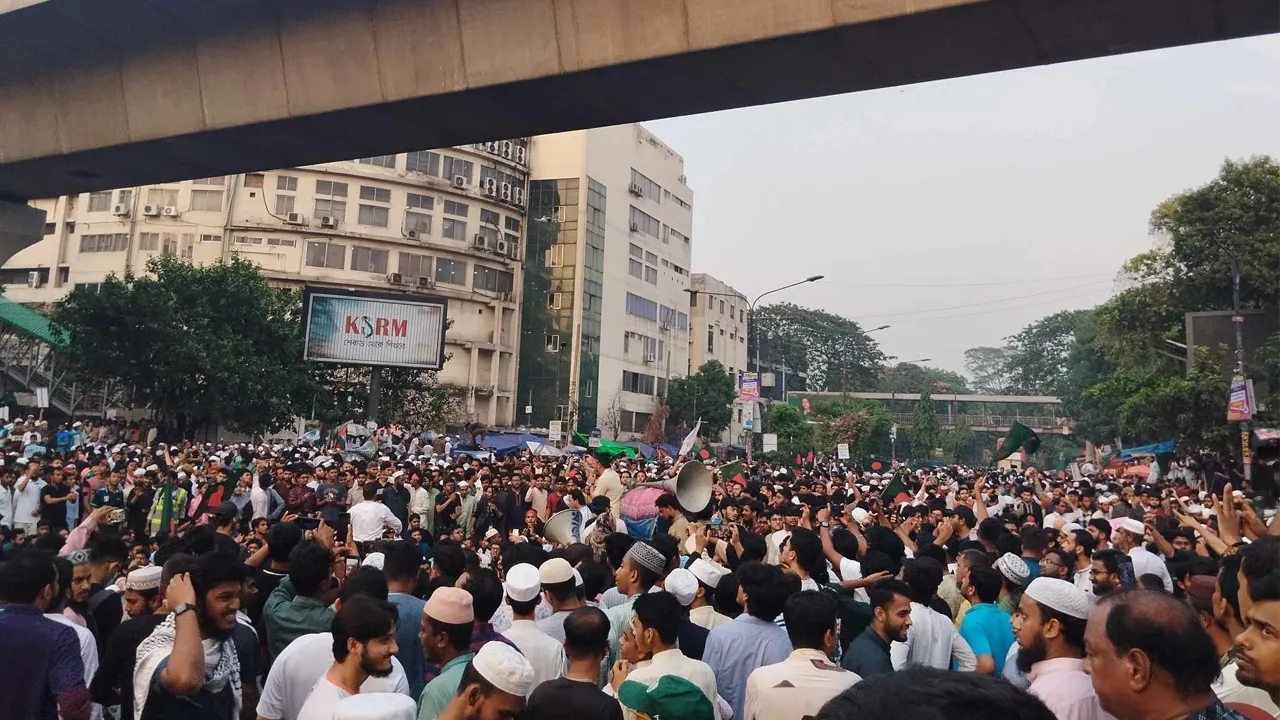 আ.লীগ নিষিদ্ধের দাবিতে উত্তাল শাহবাগ, বাড়ছে জনস্রোত