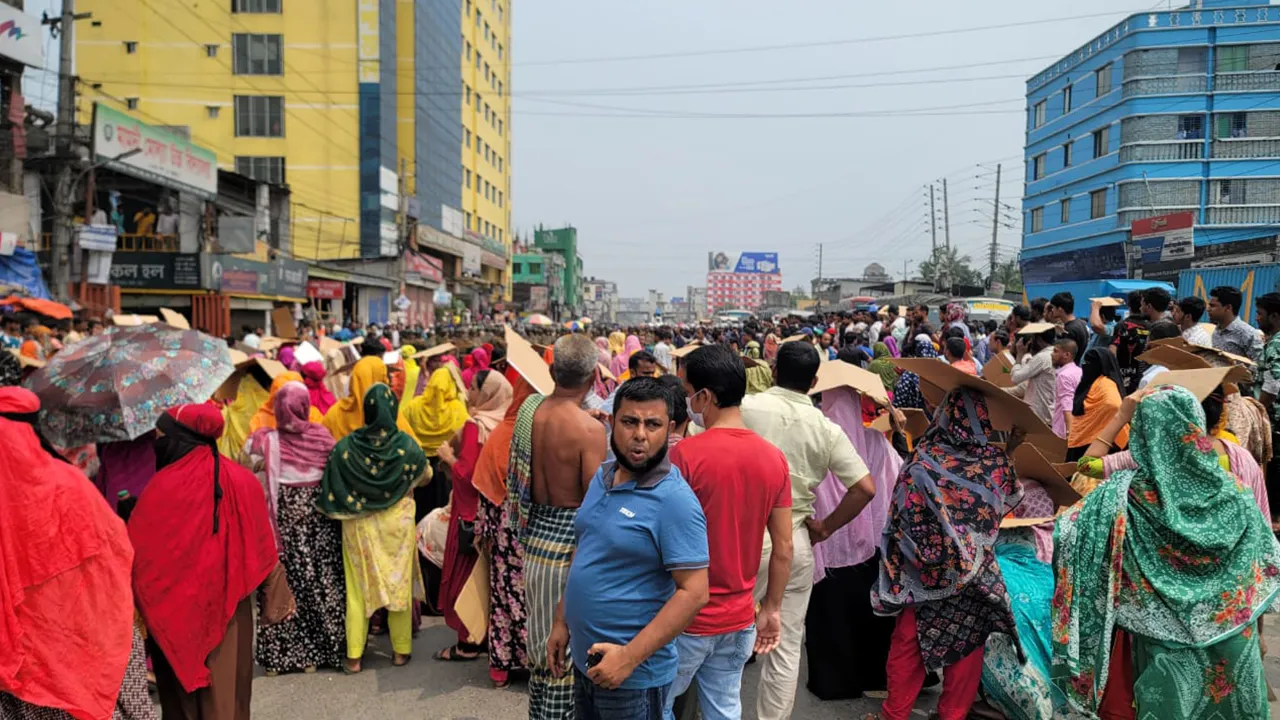 টঙ্গীতে বকেয়া বেতনের দাবিতে মহাসড়ক অবরোধ