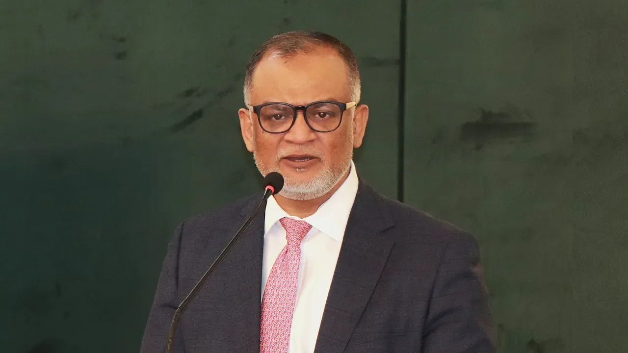 অসাধুরা বাজারের ছোট প্রতিষ্ঠানগুলোকে ধ্বংস করছে : বাণিজ্য উপদেষ্টা