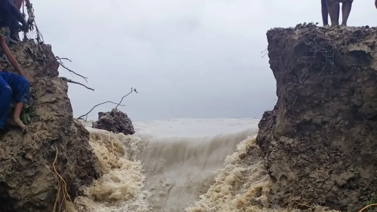 ‘বন্যা এলেই বেড়িবাঁধের কথা মনে পড়ে’