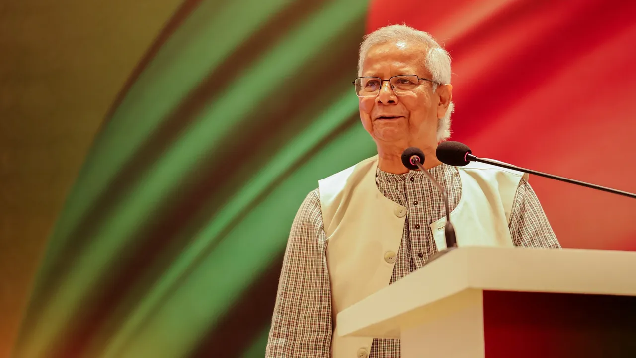 যুক্তরাজ্য সফর শেষে দেশে ফিরলেন প্রধান উপদেষ্টা