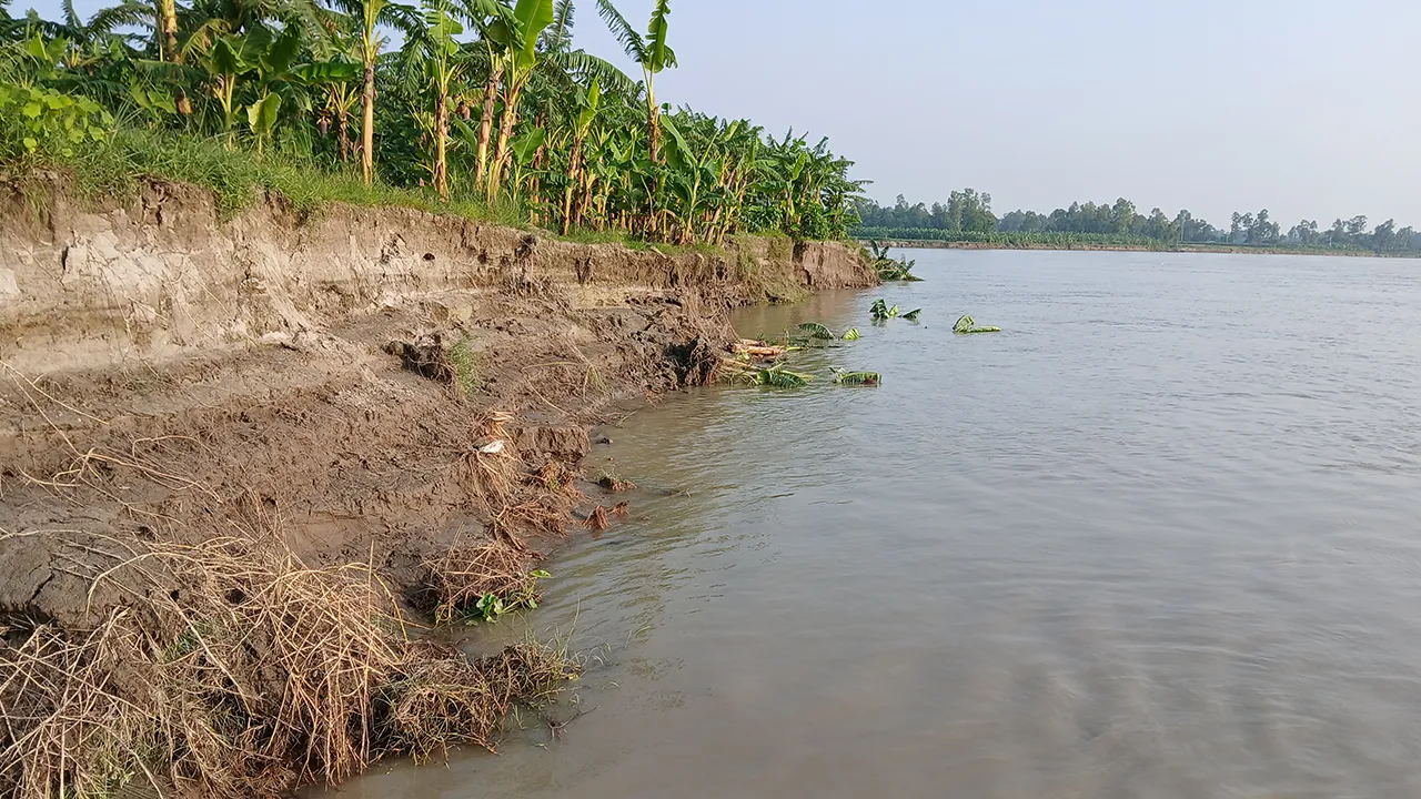 ভাঙন আতংকে শিক্ষাপ্রতিষ্ঠানসহ ৫ শতাধিক পরিবার