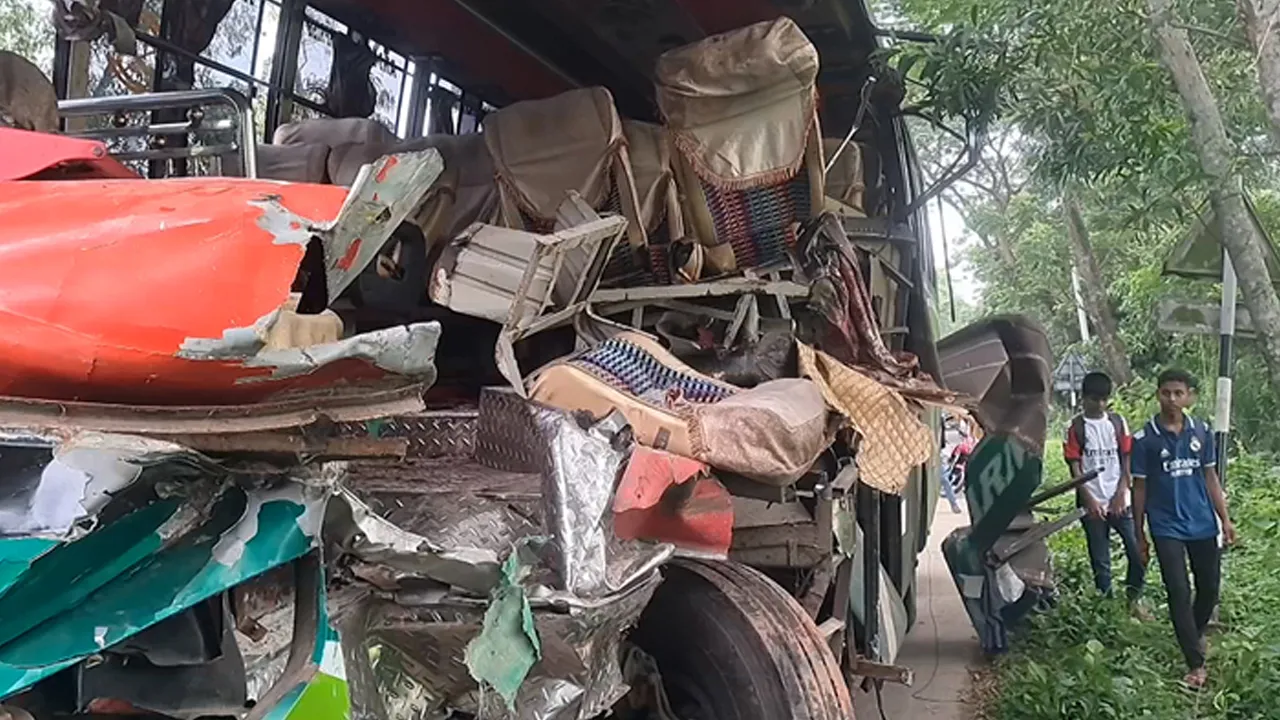ছয় গাড়ির সংঘর্ষ, পুলিশ সদস্যসহ নিহত ২